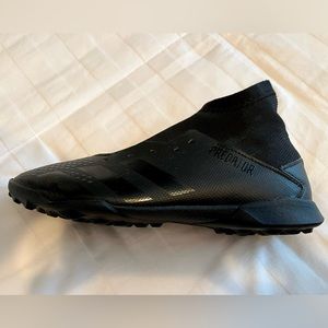 Adidas Predator Boys Size 4 1/2 Indoor bootie style soccer cleats, Black